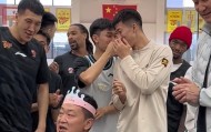 kaiyun-广东为领队庆生！杜锋讲话并获高待遇，全员用力按蛋糕，奎因太坏