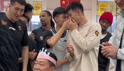 kaiyun-广东为领队庆生！杜锋讲话并获高待遇，全员用力按蛋糕，奎因太坏